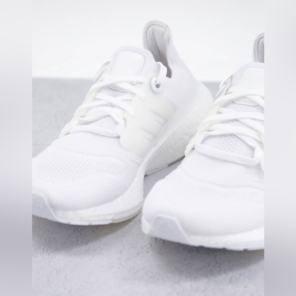 Adidas Men's Ultraboost 22 Running Shoes - Picture 2 of 13